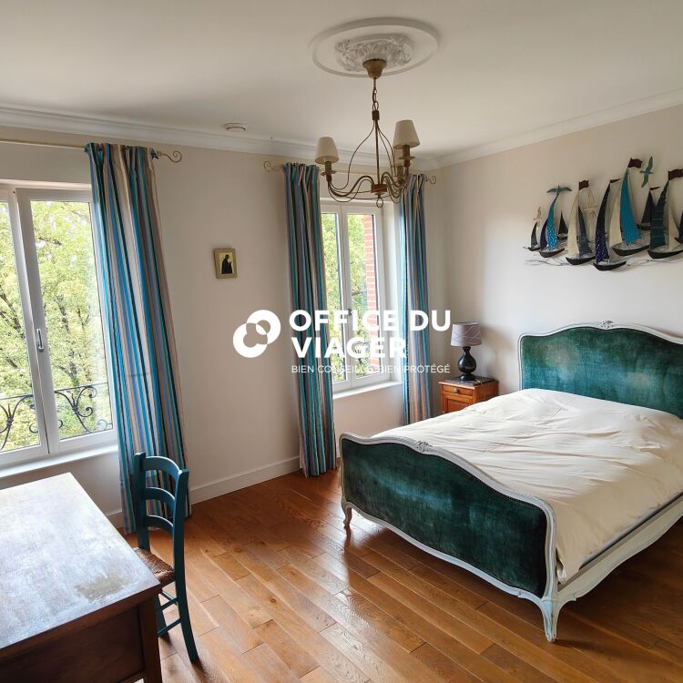 Maison - 9 pièces - 240 m²