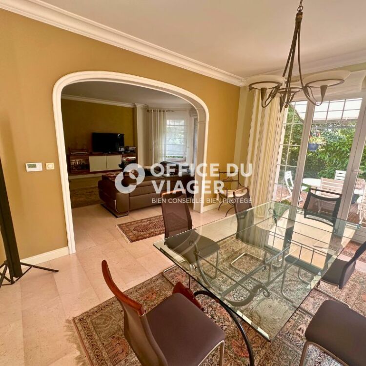 Maison - 6 pièces - 258 m²