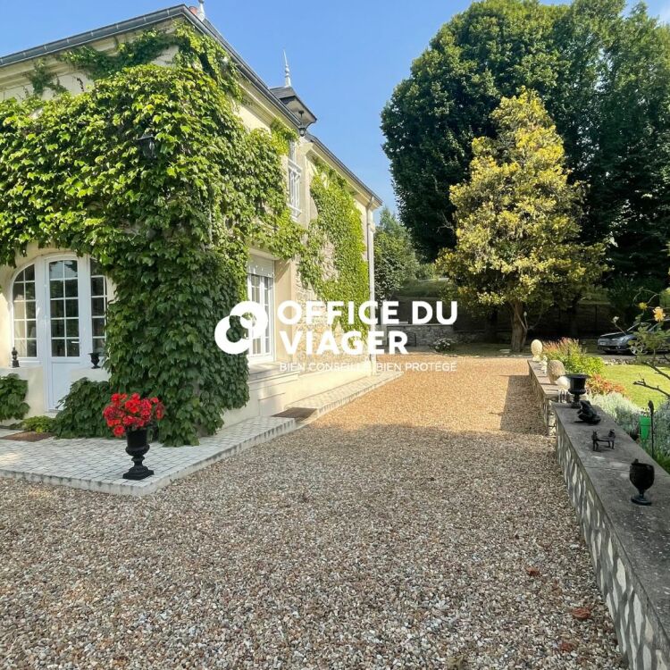 Maison - 7 pièces - 255 m²