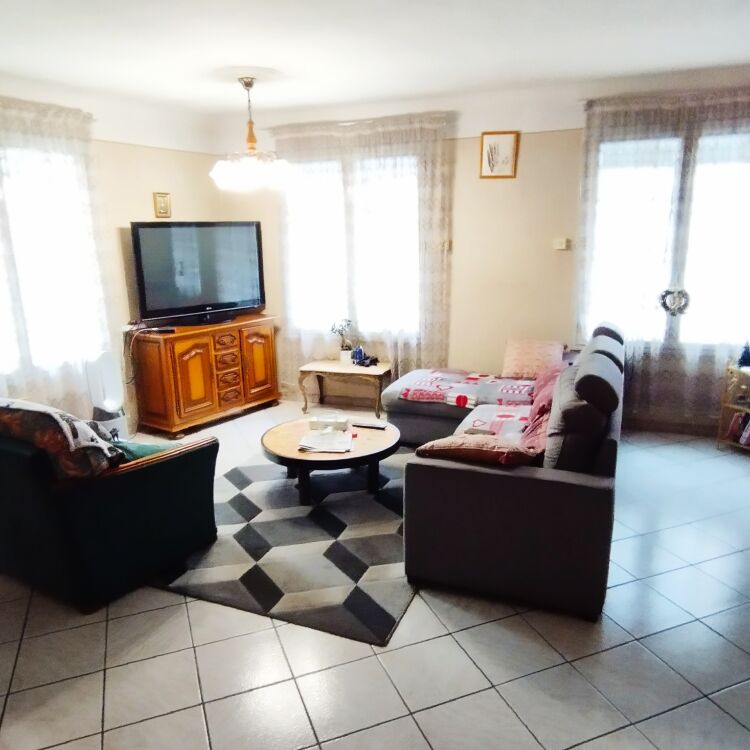 Immeuble - 2 commerces - 7 appartements - 460 m²