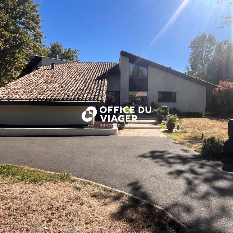 Maison - 6 pièces - 260 m²