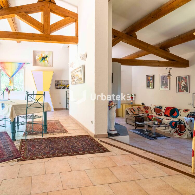 Maison - 10 pièces - 328 m²