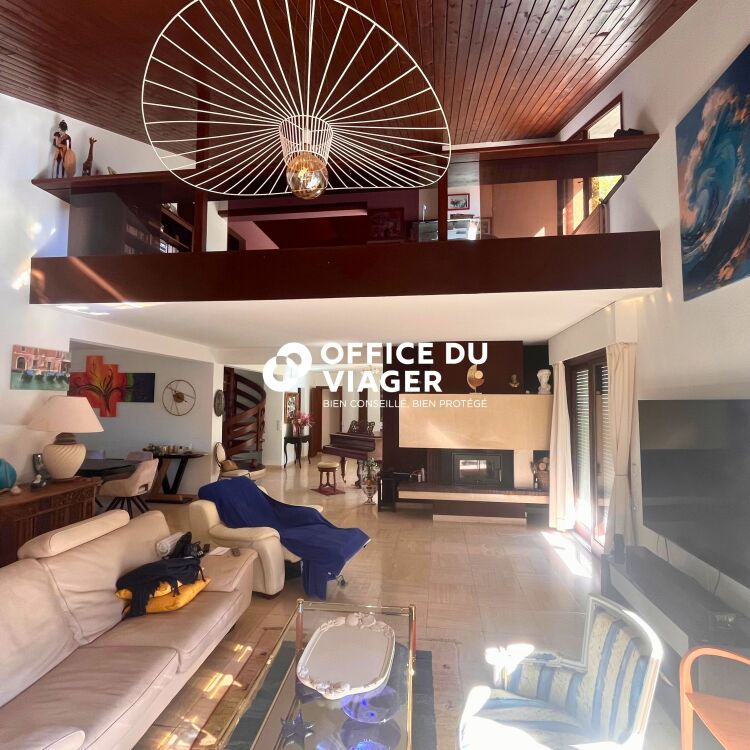 Maison - 6 pièces - 260 m²