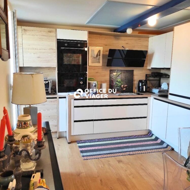 Ensemble immobilier - 1 appartement + 1 local commercial - 126,10 m²