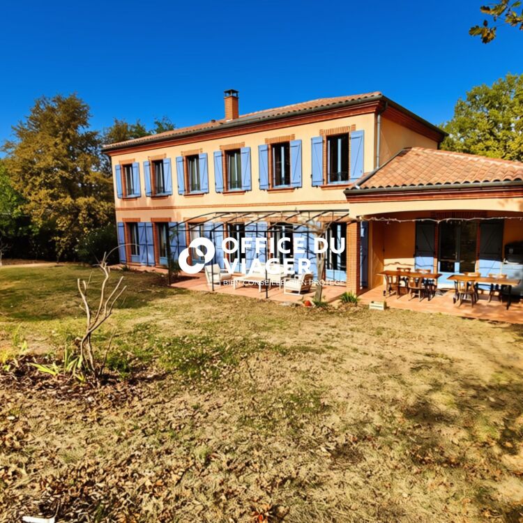 Maison - 9 pièces - 240 m²