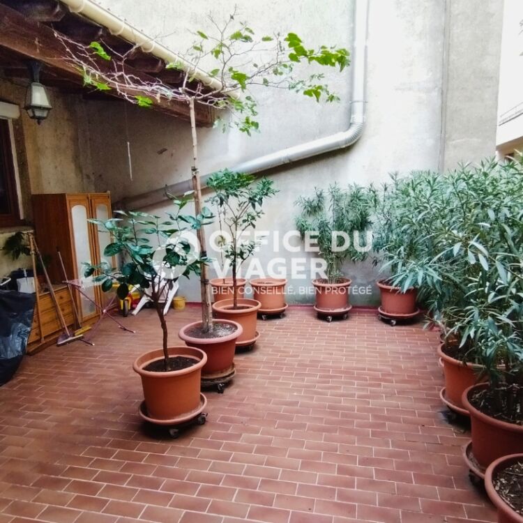 Immeuble - 2 commerces - 7 appartements - 428 m²