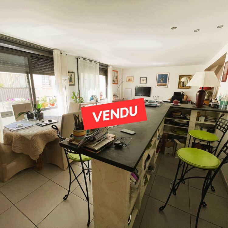 Maison divisée en 2 appartements - 8 pièces - 240,28 m²
