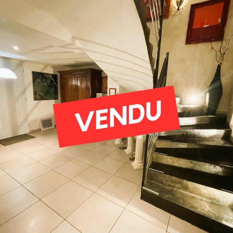 Maison divisée en 2 appartements - 8 pièces - 240,28 m²