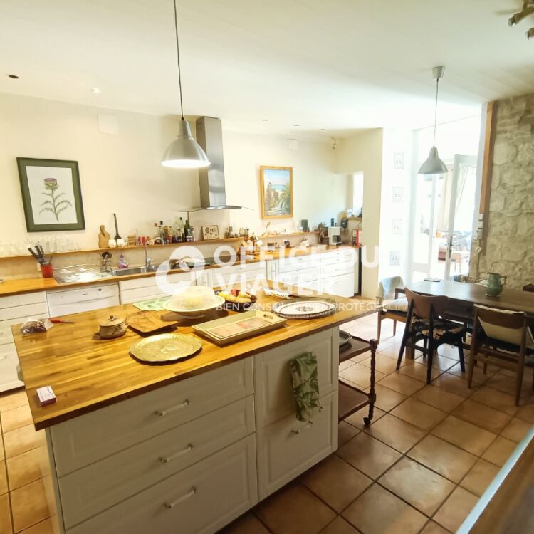 Maison - 7 pièces -  299,17 m²