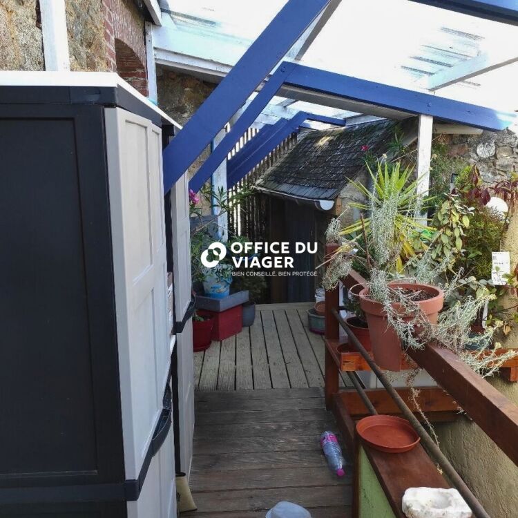 Ensemble immobilier - 1 appartement + 1 local commercial - 126,10 m²