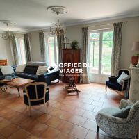 Maison - 9 pièces - 240 m²